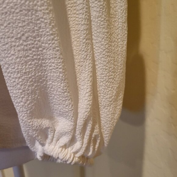 Vince Camuto Garden Romance Long Sleeve Blouse Color: New Ivory Size Medium NWT - Picture 3 of 9